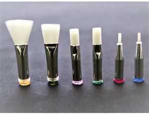 Dosing needle with a brush